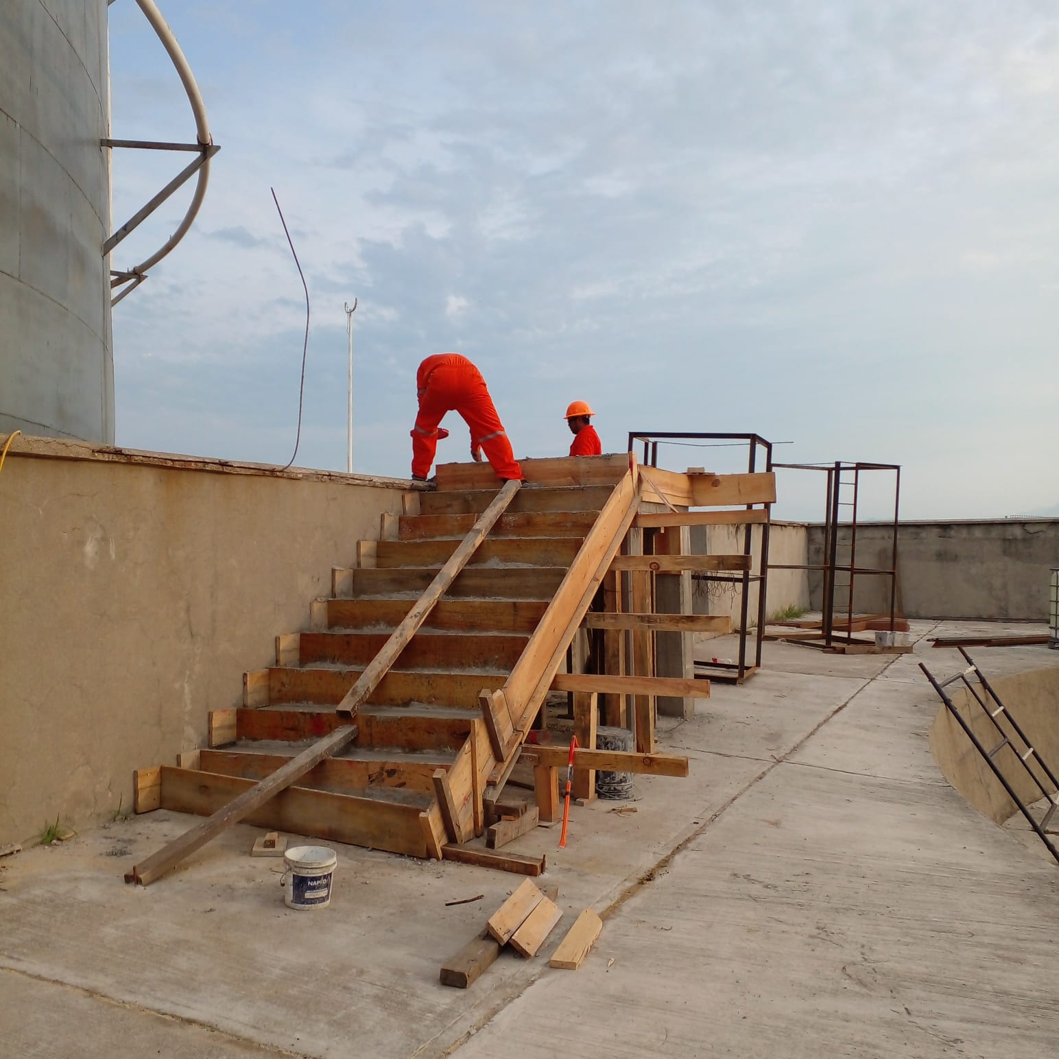 ARMADO DE ESCALERAS DE ACCESO PARA TANQUE.JPG